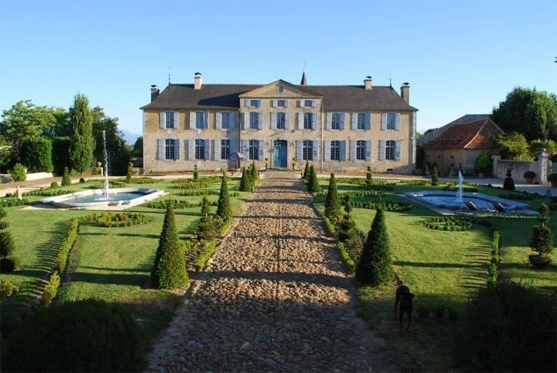 Refined 18th Century Château With Formal Gardens And Guest Apartment — Château for sale in France