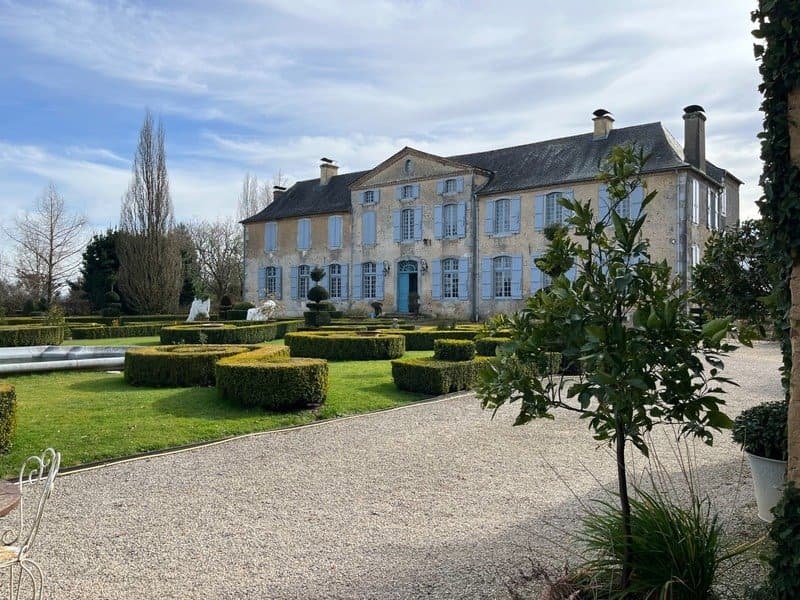 Refined 18th Century Château With Formal Gardens And Guest Apartment 4