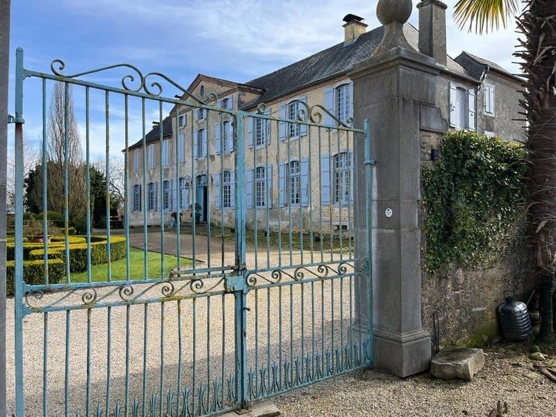 Refined 18th Century Château With Formal Gardens And Guest Apartment 5