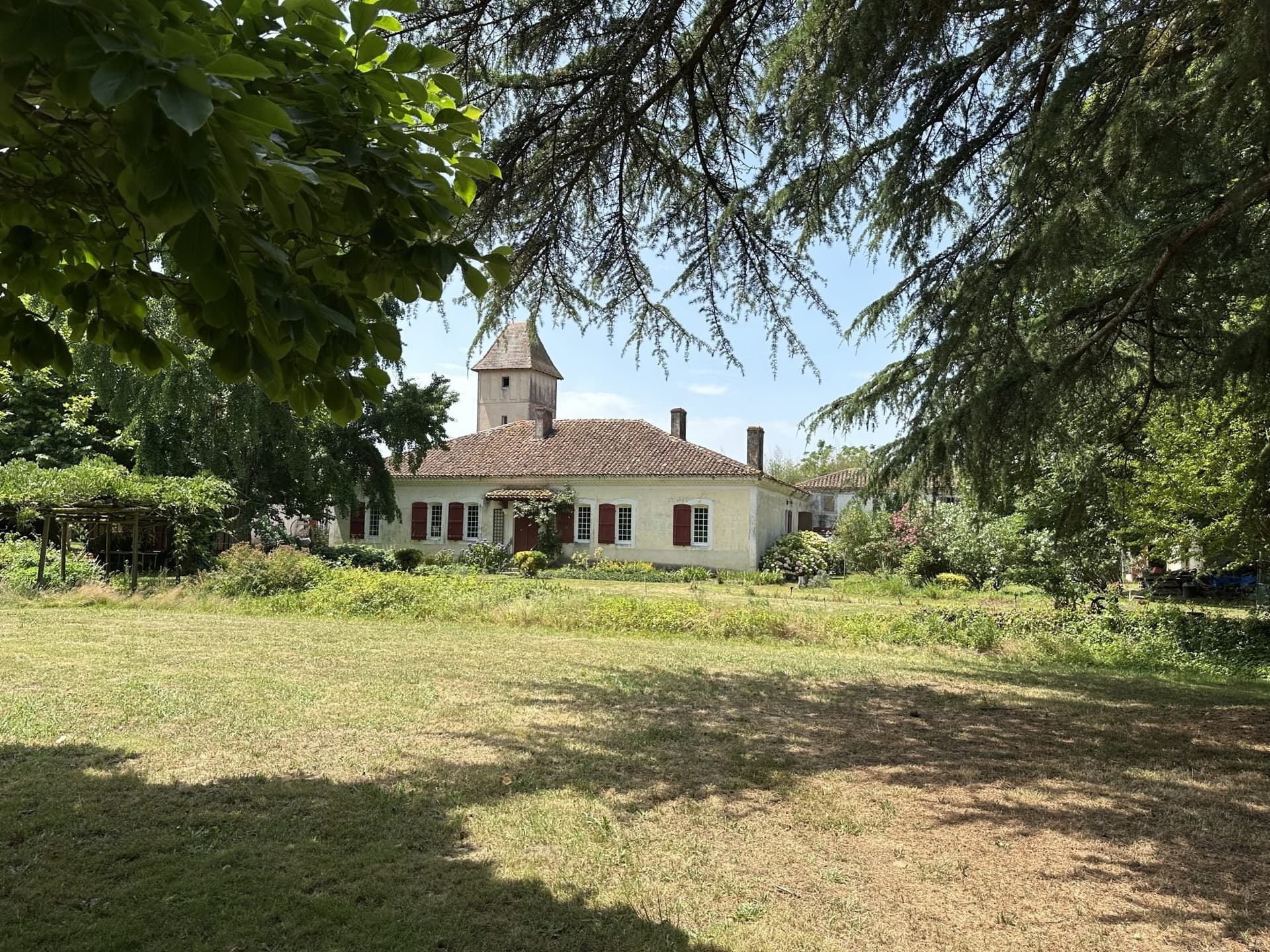 Elegant 18th Century Château With 10 Bedrooms And Expansive Grounds 2