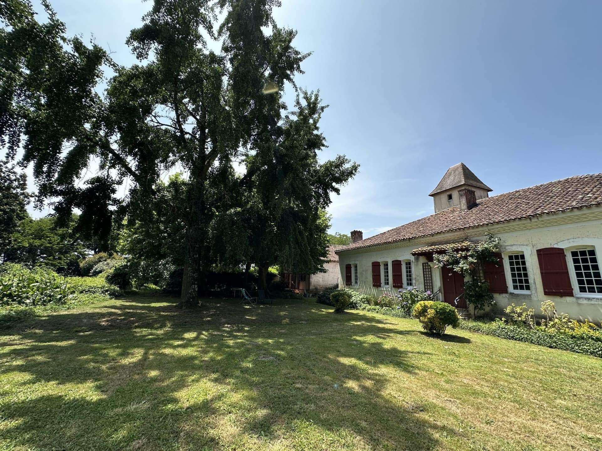 Elegant 18th Century Château With 10 Bedrooms And Expansive Grounds 3