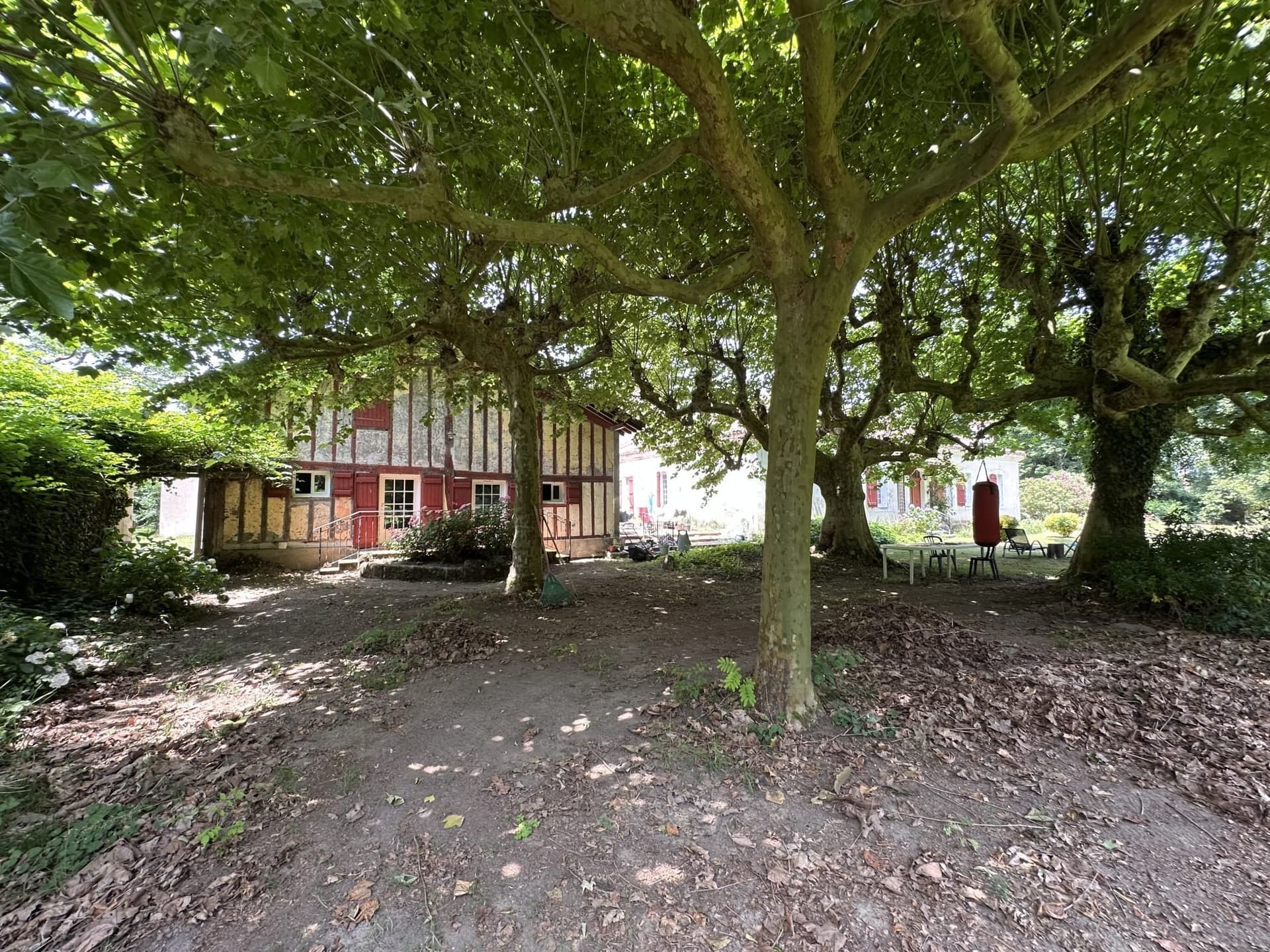 Elegant 18th Century Château With 10 Bedrooms And Expansive Grounds 4