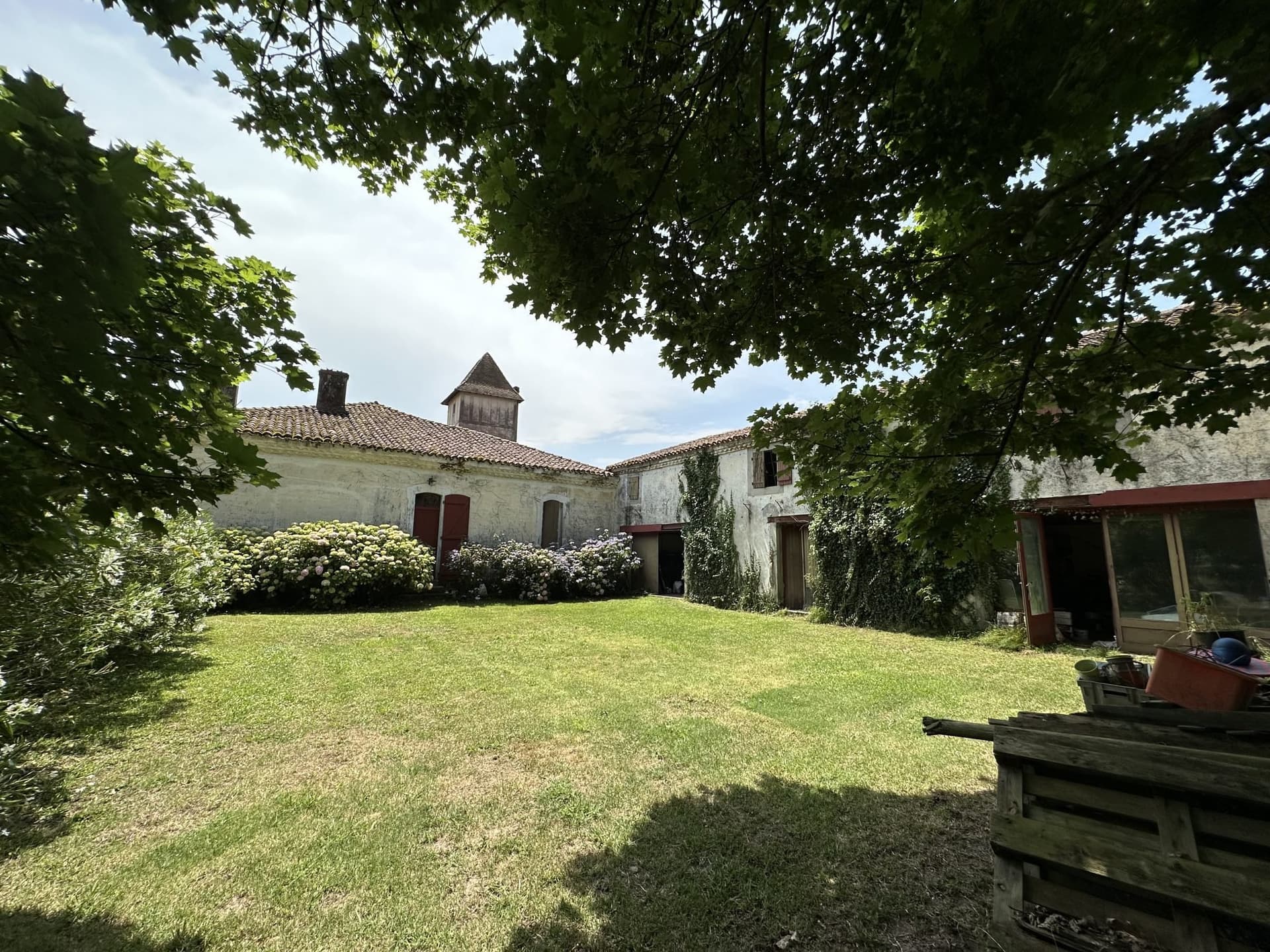 Elegant 18th Century Château With 10 Bedrooms And Expansive Grounds 5