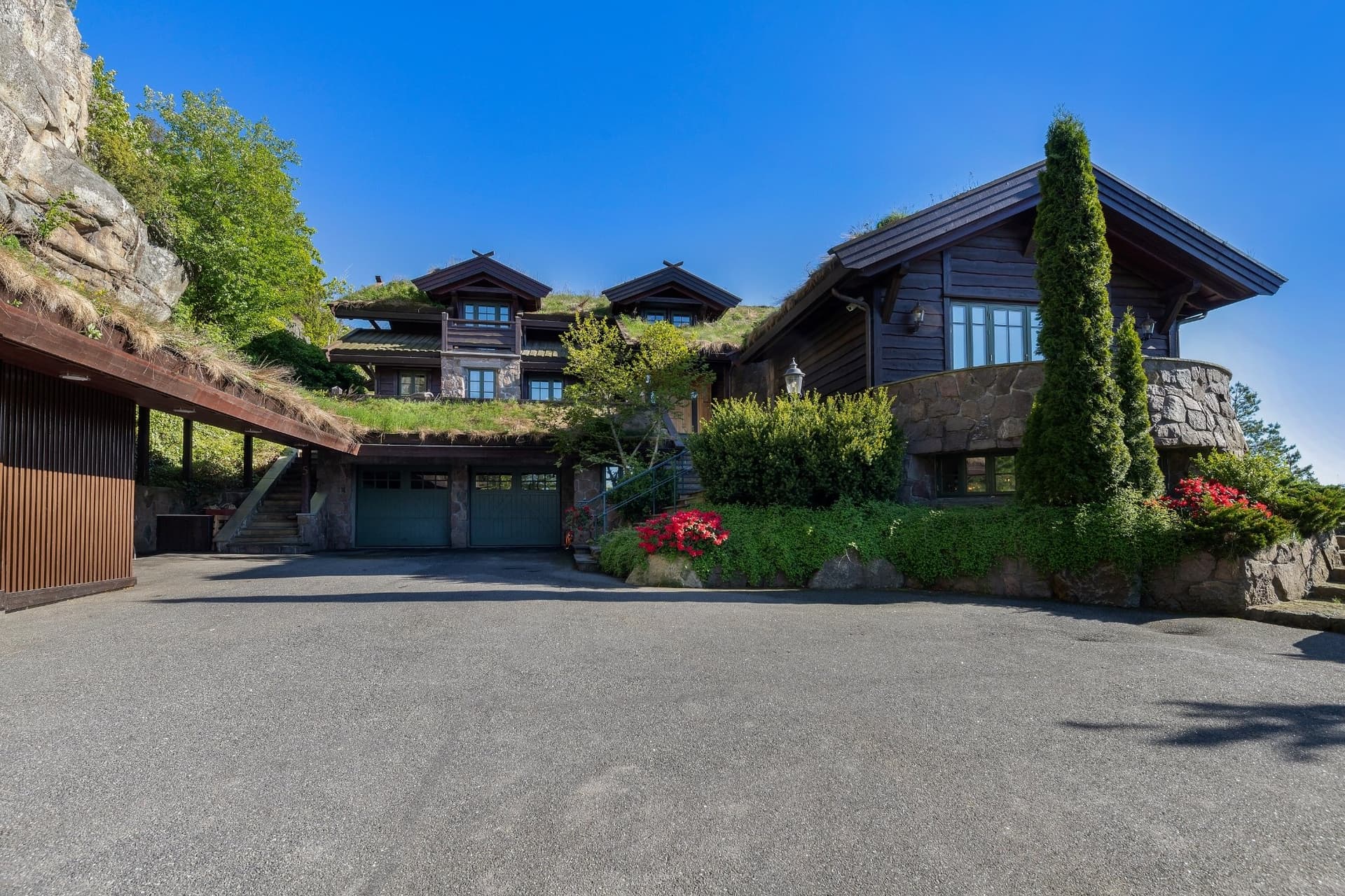Architect-Designed Villa With Shoreline, Dock Facilities, And Stunning Sea Views 3