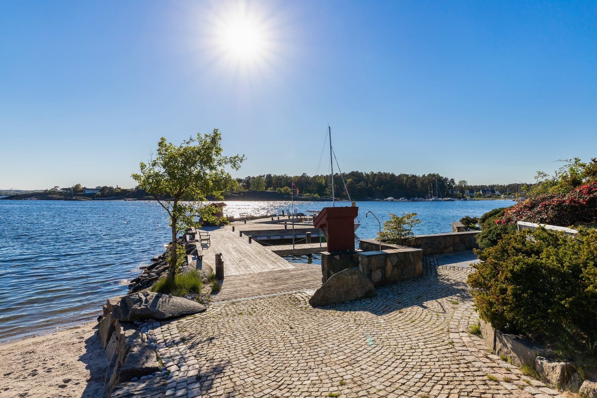 Architect-Designed Villa With Shoreline, Dock Facilities, And Stunning Sea Views 4