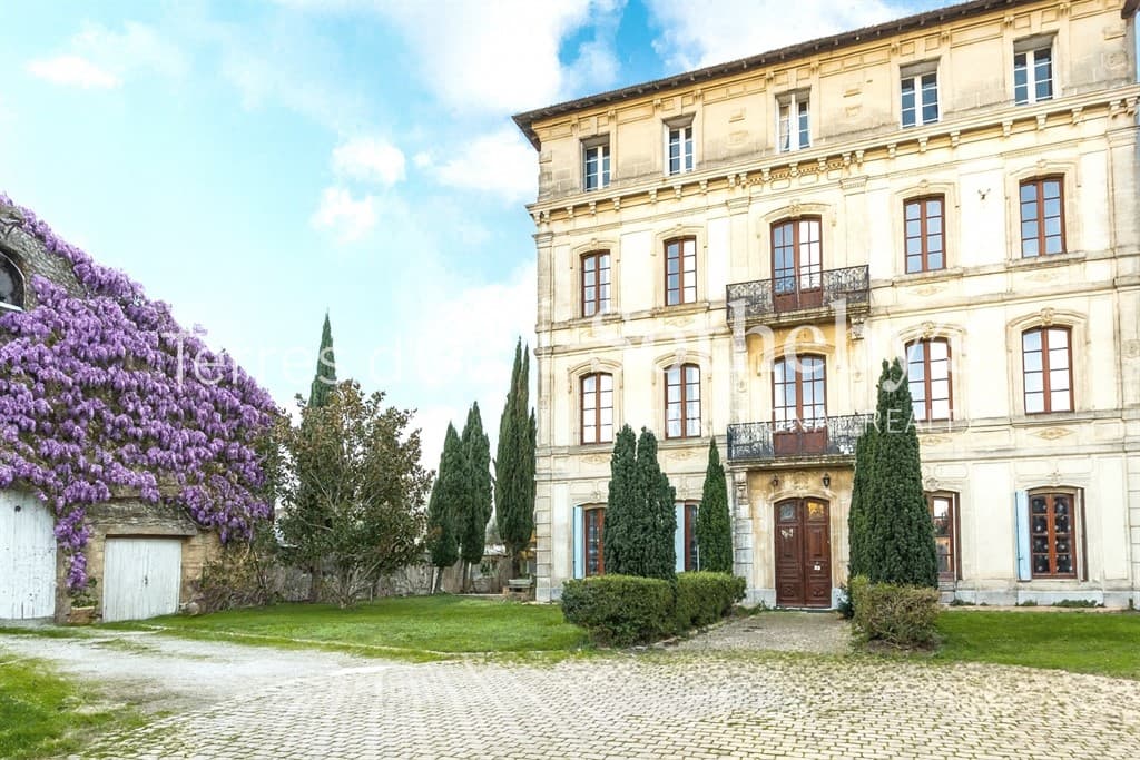 Elegant 18th-19th Century Château With Pool And Barn