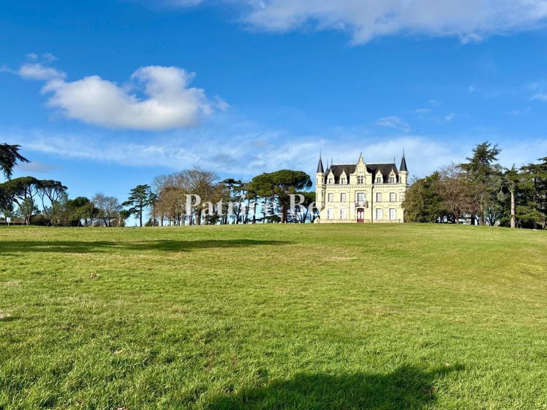 19th Century Château With Large Outbuildings In 7 Hectare Grounds 3