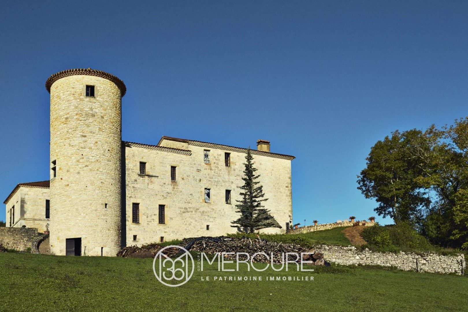Exceptional Castle With Extensive Grounds And High-End Renovation 2