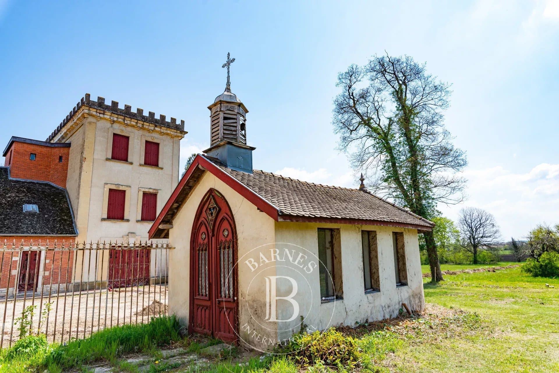 Exceptional 19th Century Château With Distinctive Outbuildings 5