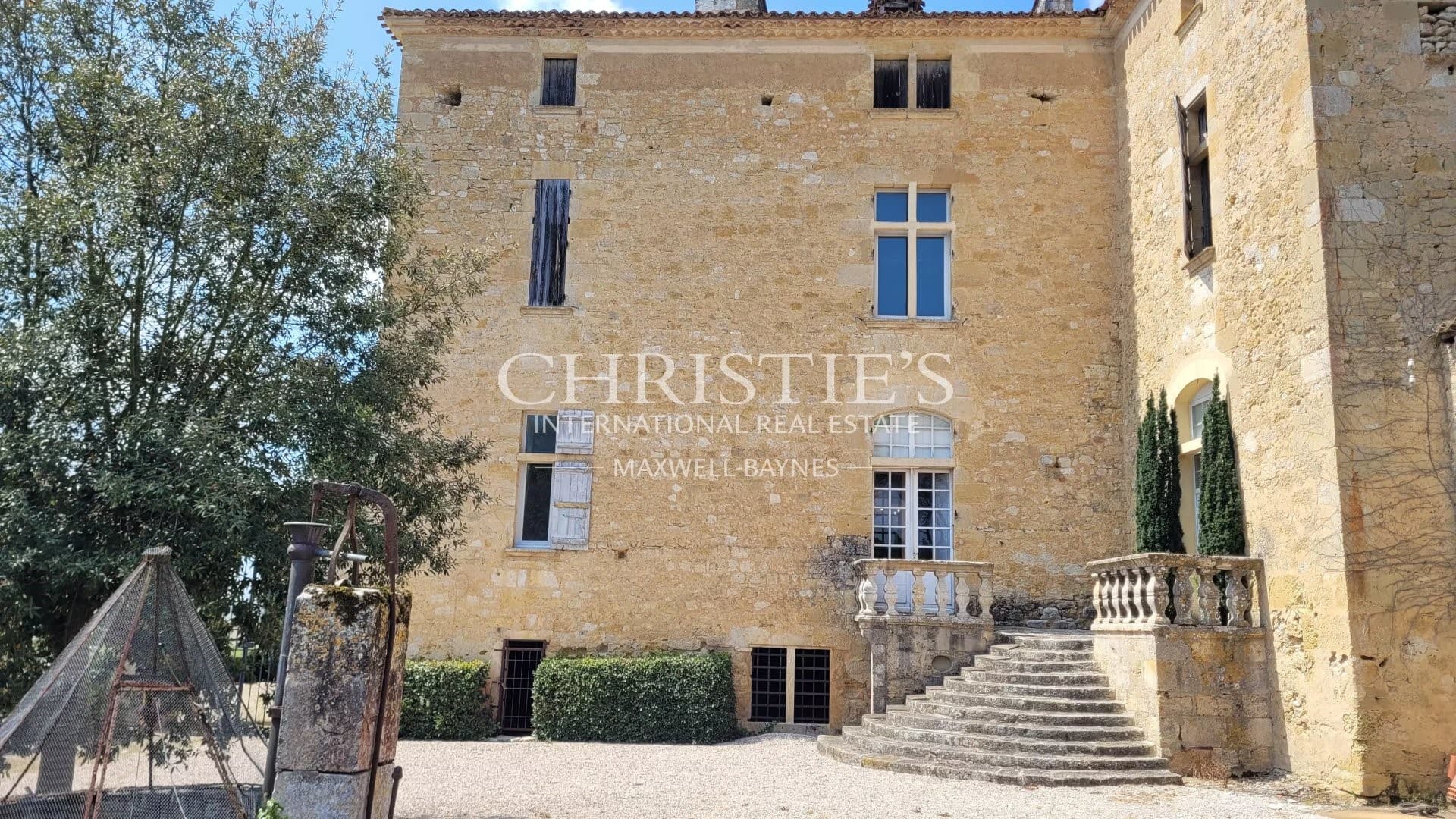 Historic 17th Century Château With Pool And Chapel 2