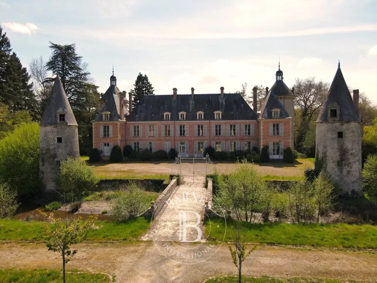 Historic Castle with 9 Bedrooms and Chapel Near Salbris — in Centre-Val de Loire, France