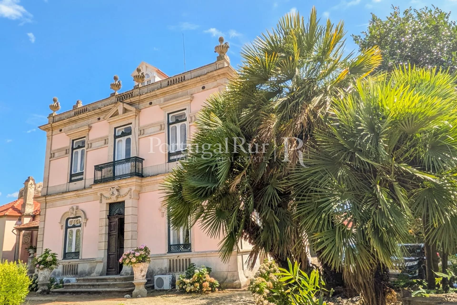 Elegant 7-Bedroom Château with Expansive Grounds in Lamego 2
