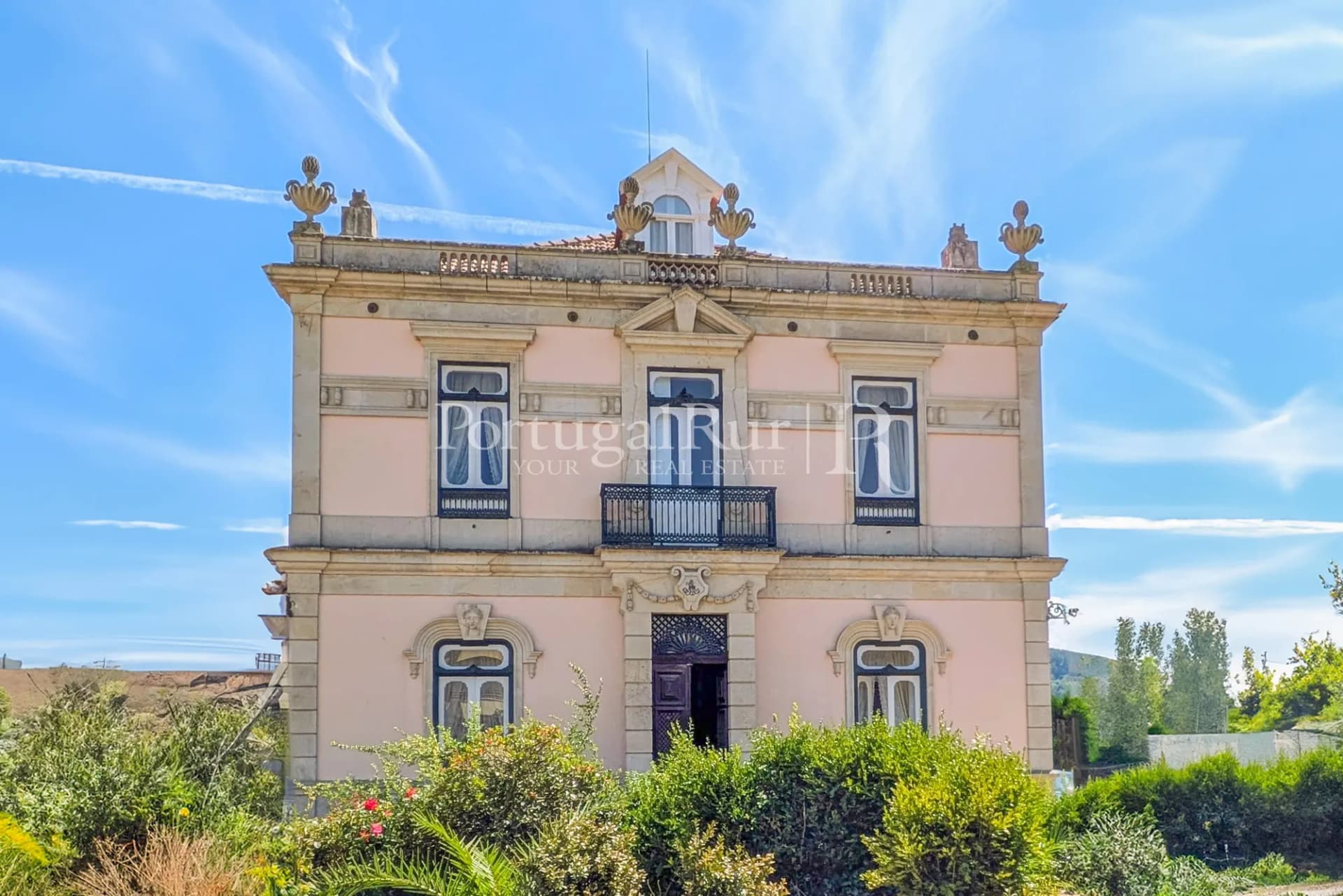 Elegant 7-Bedroom Château with Expansive Grounds in Lamego 3
