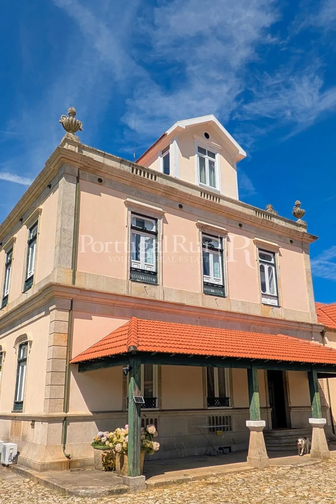 Elegant 7-Bedroom Château with Expansive Grounds in Lamego 4