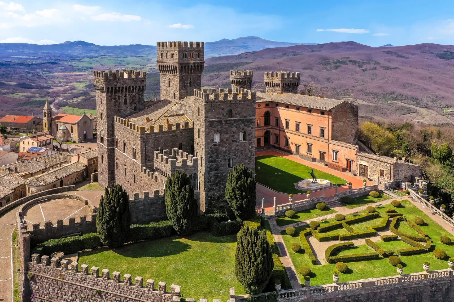 Historic Castle With Expansive Gardens And Ten Bedrooms 2