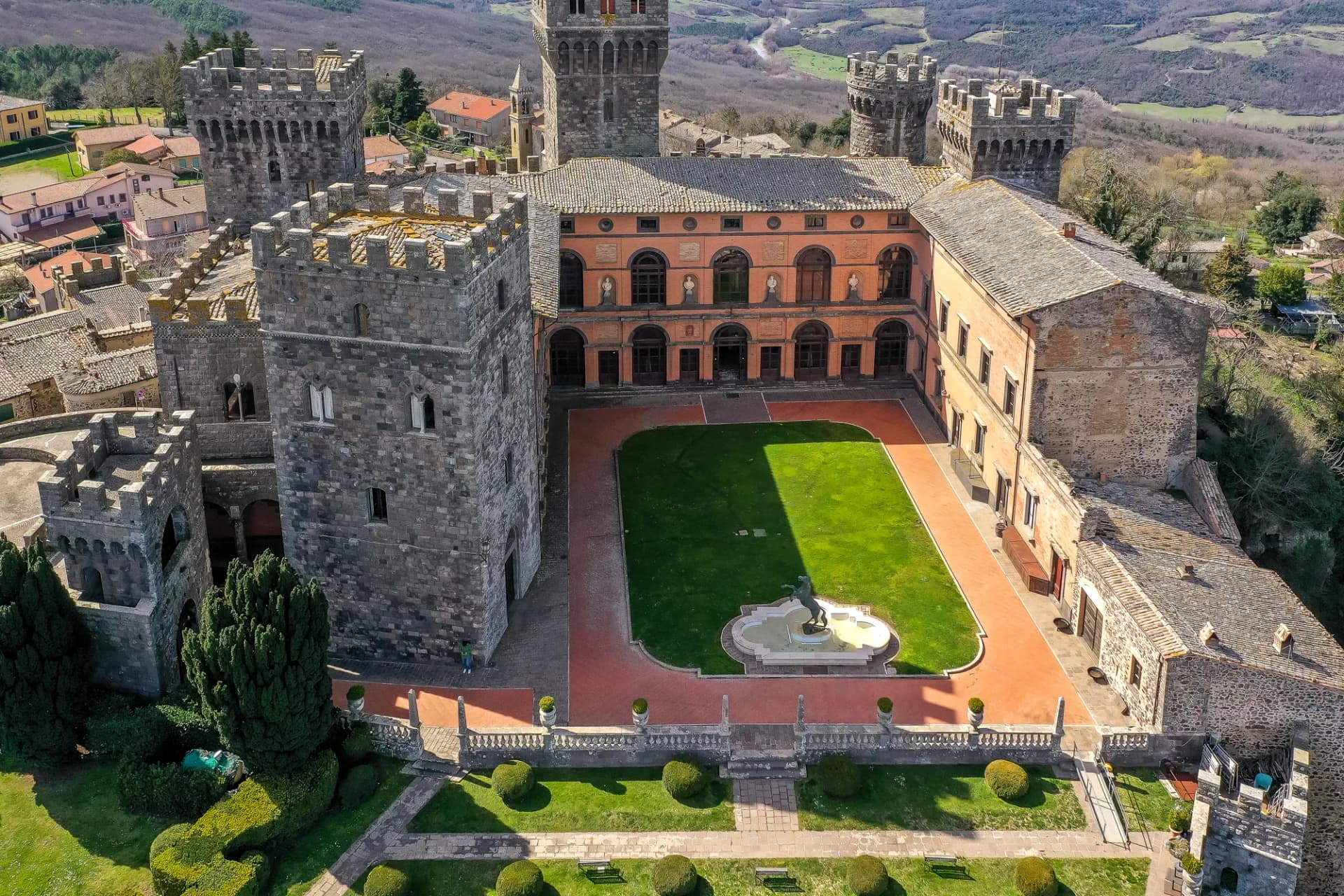 Historic Castle With Expansive Gardens And Ten Bedrooms 3
