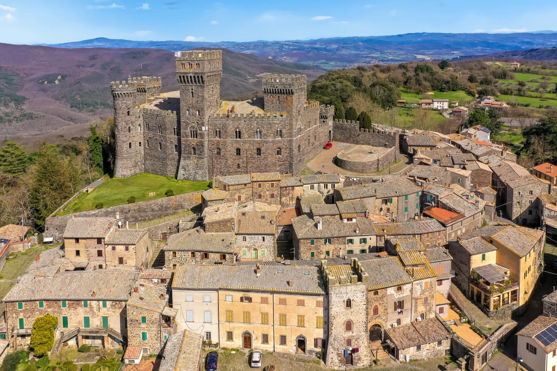 Historic Castle With Expansive Gardens And Ten Bedrooms 4