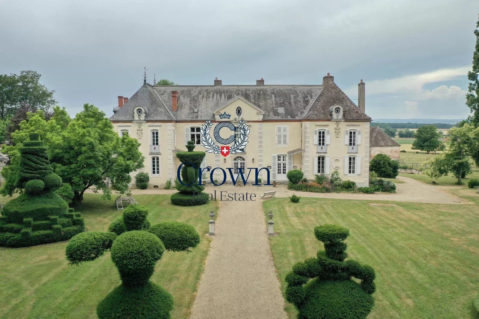 Elegant 17th Century Castle With Landscaped Park And Guest House
