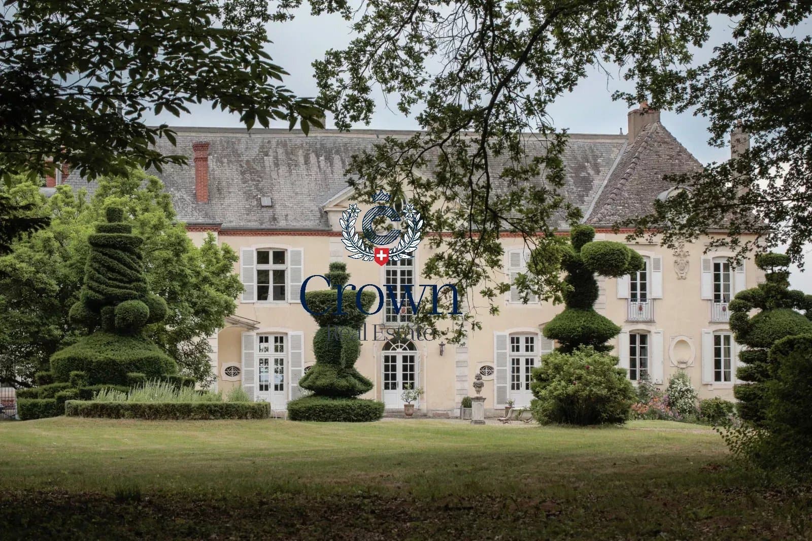 Elegant 17th Century Castle With Landscaped Park And Guest House 2