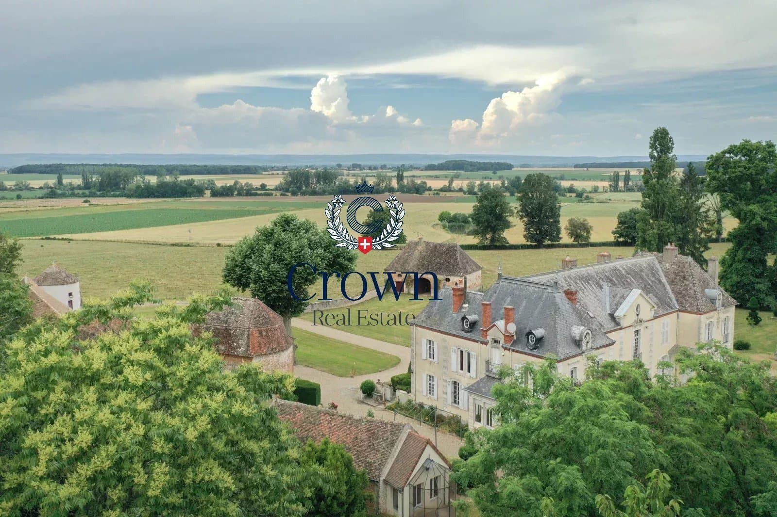 Elegant 17th Century Castle With Landscaped Park And Guest House 4