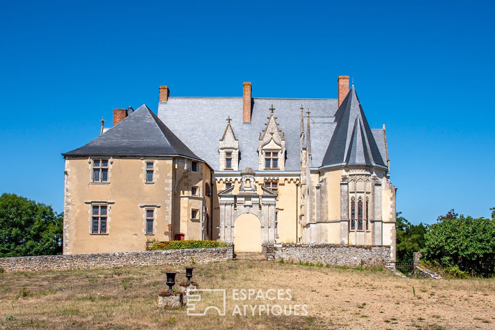 Historic Château with 1400 Sqm Living Space and 27 Hectare Estate — Château for sale in France