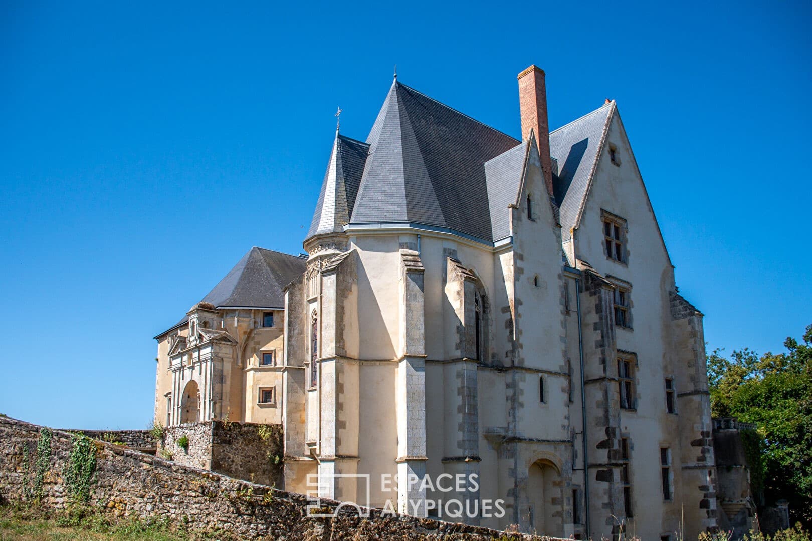 Historic Château with 1400 Sqm Living Space and 27 Hectare Estate 4