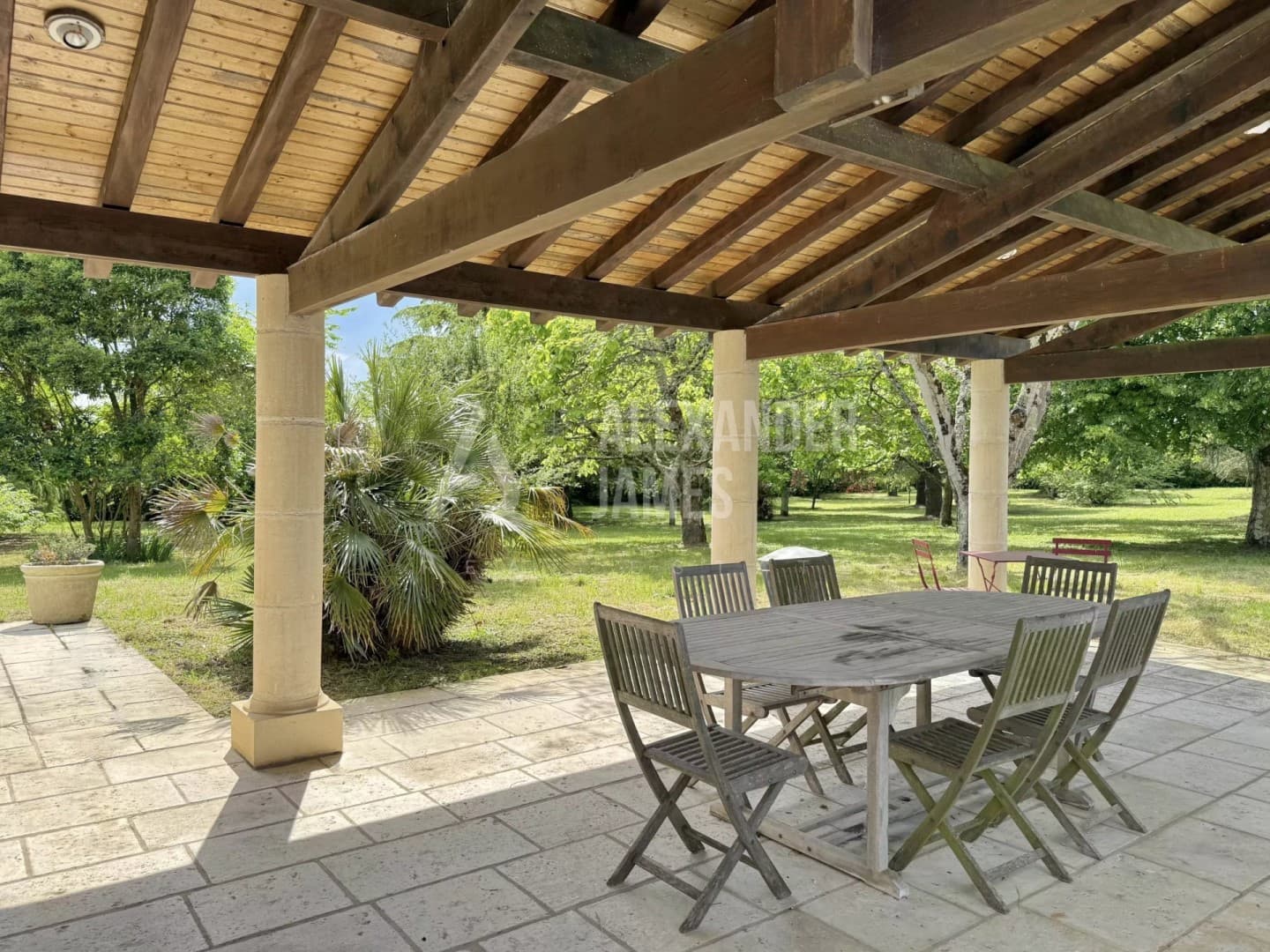 Historic Castle with Garden and Swimming Pool 3