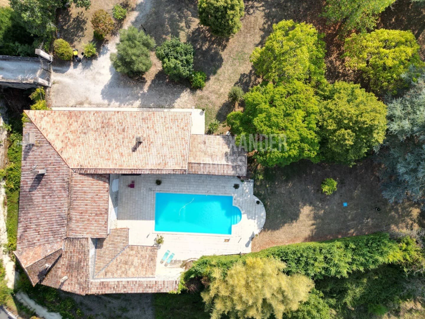 Historic Castle with Garden and Swimming Pool 4