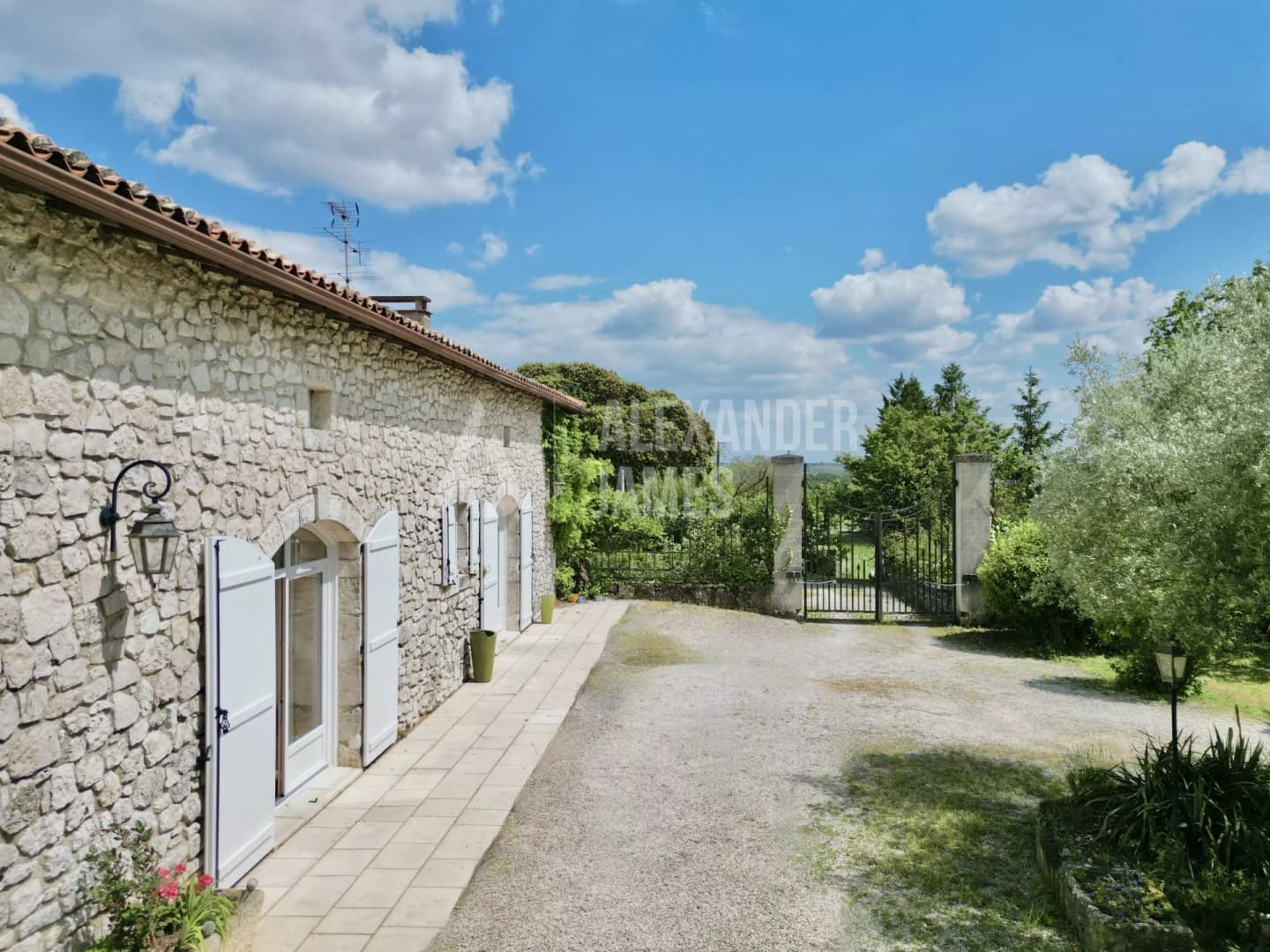 Historic Castle with Garden and Swimming Pool 5