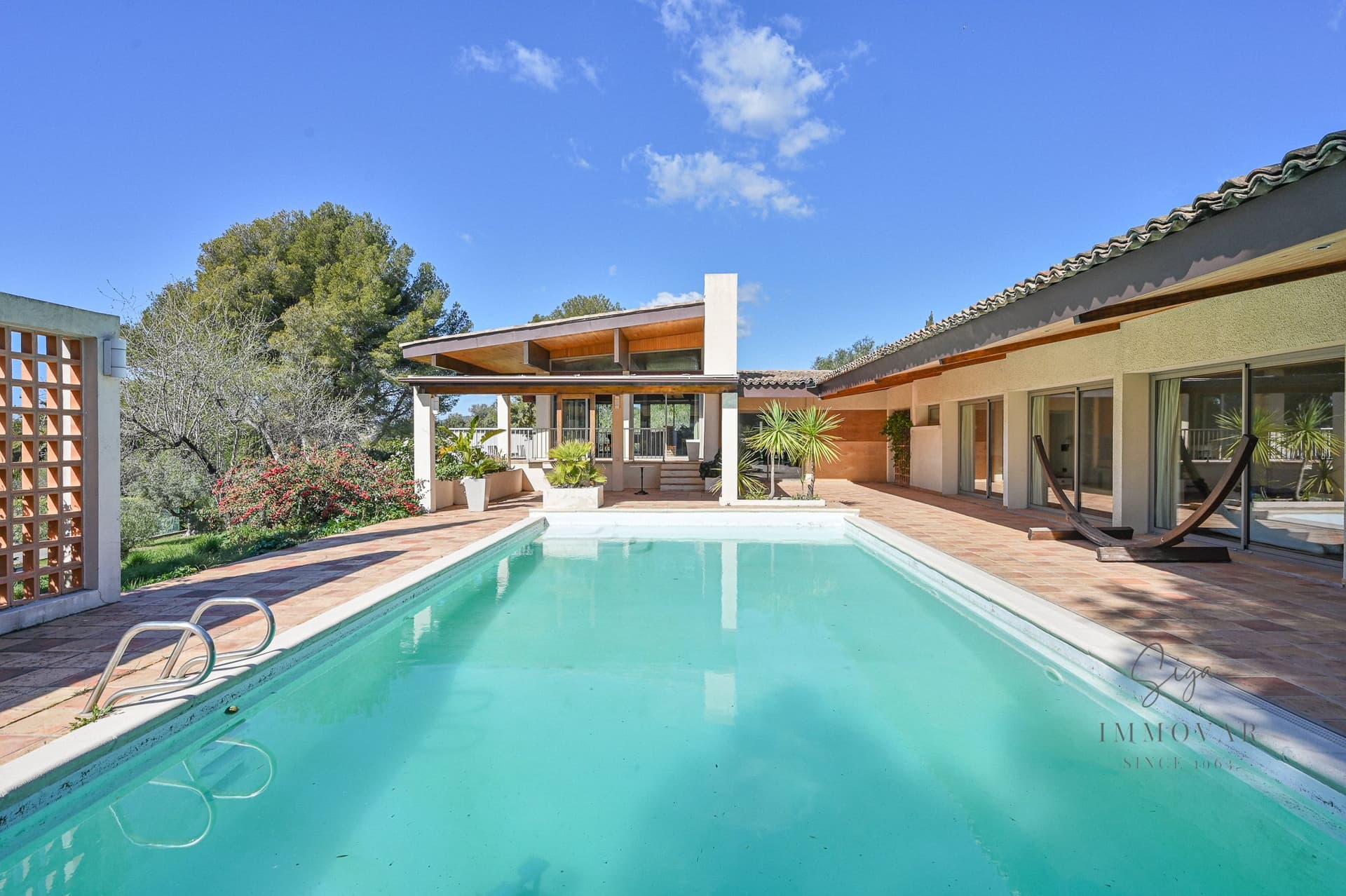 Elegant Modernist House With Sea View And Tennis Court