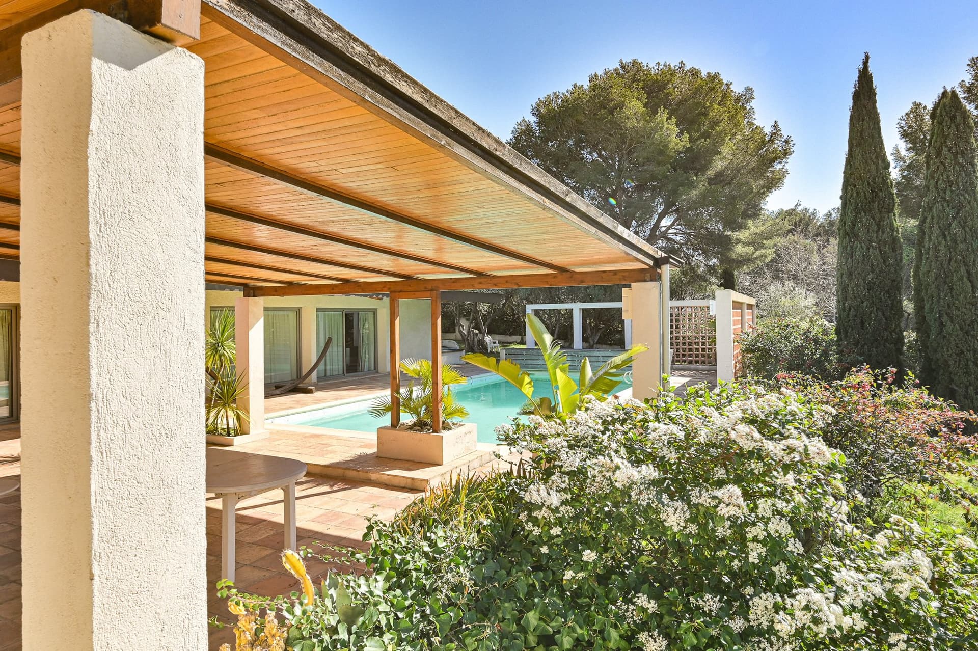 Elegant Modernist House With Sea View And Tennis Court 3