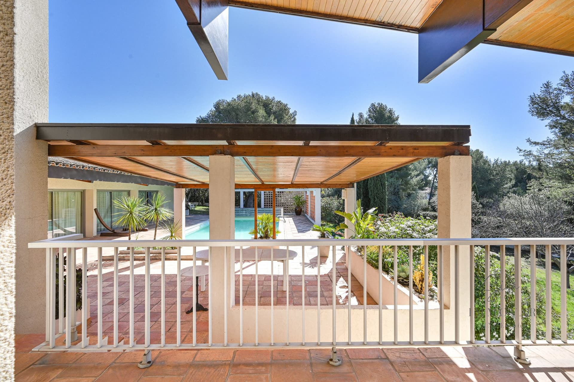 Elegant Modernist House With Sea View And Tennis Court 4