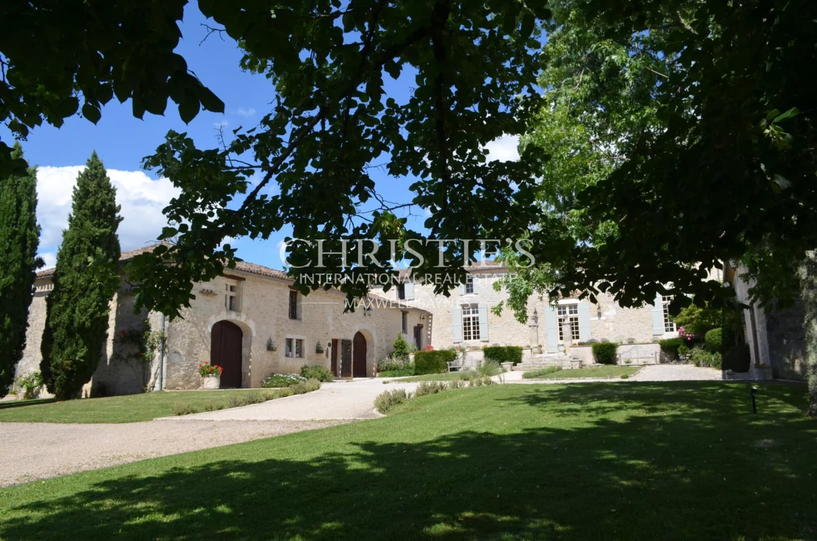 Elegant Château with 8 Bedrooms and 33 Hectares of Vineyards 2