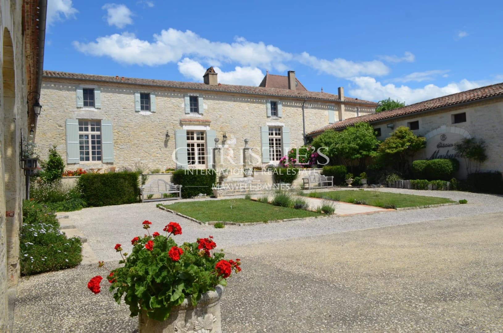 Elegant Château with 8 Bedrooms and 33 Hectares of Vineyards 4