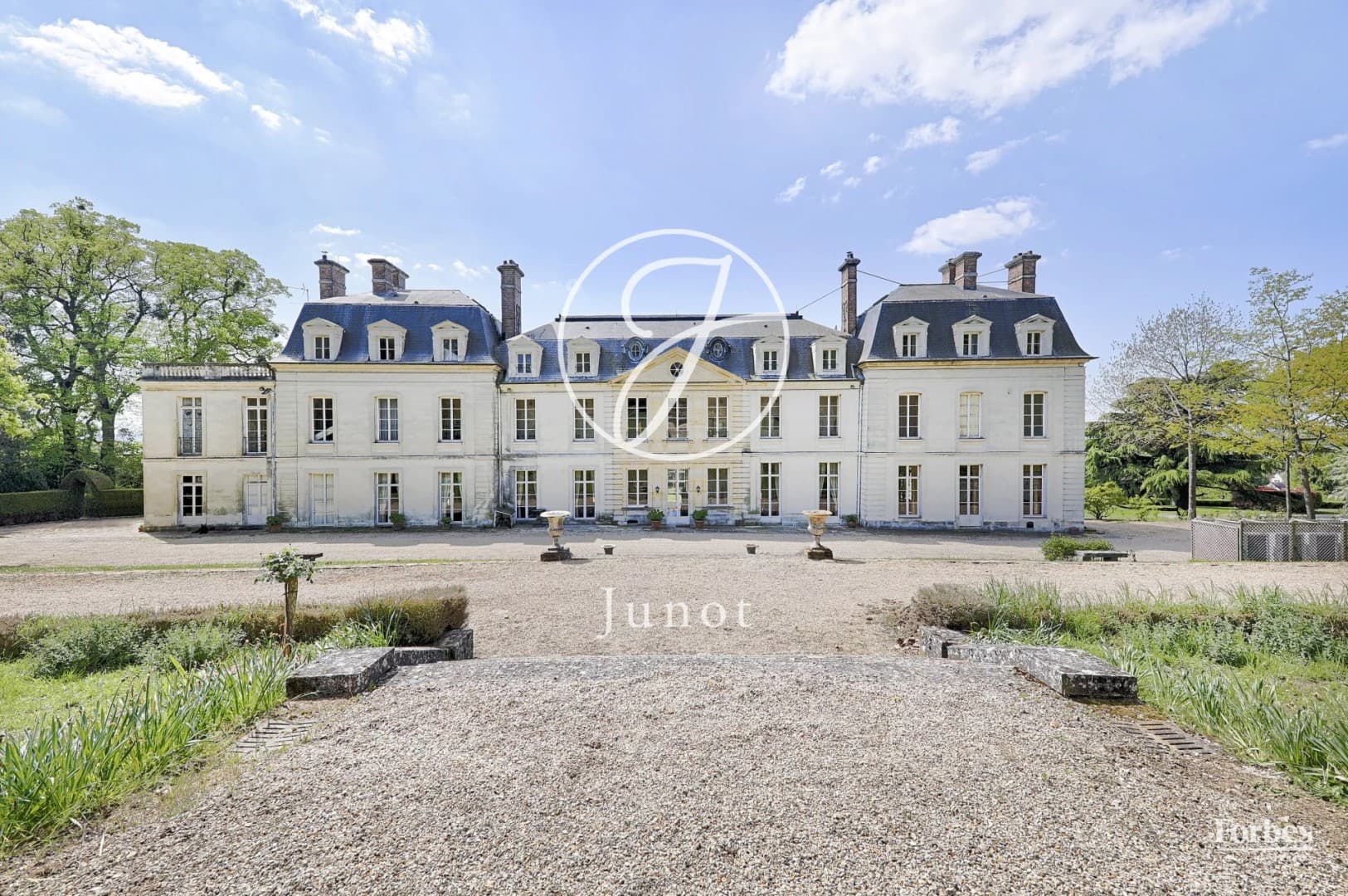 Historic 17th Century Château With Expansive Grounds Near Versailles 5