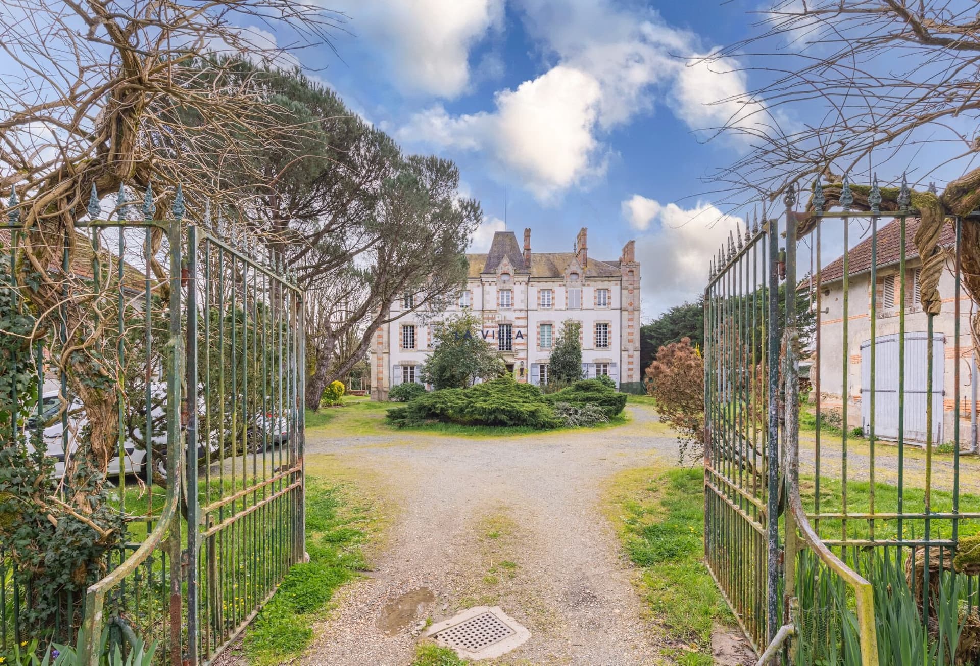 Exceptional 18th Century Château With 7 Bedrooms And 6 Hectares Of Park