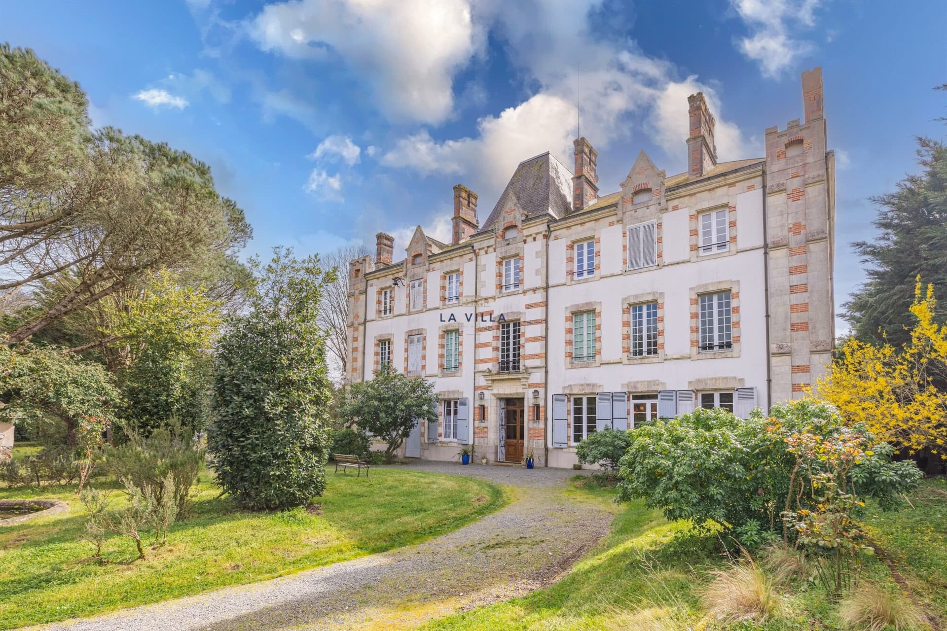 Exceptional 18th Century Château With 7 Bedrooms And 6 Hectares Of Park 2