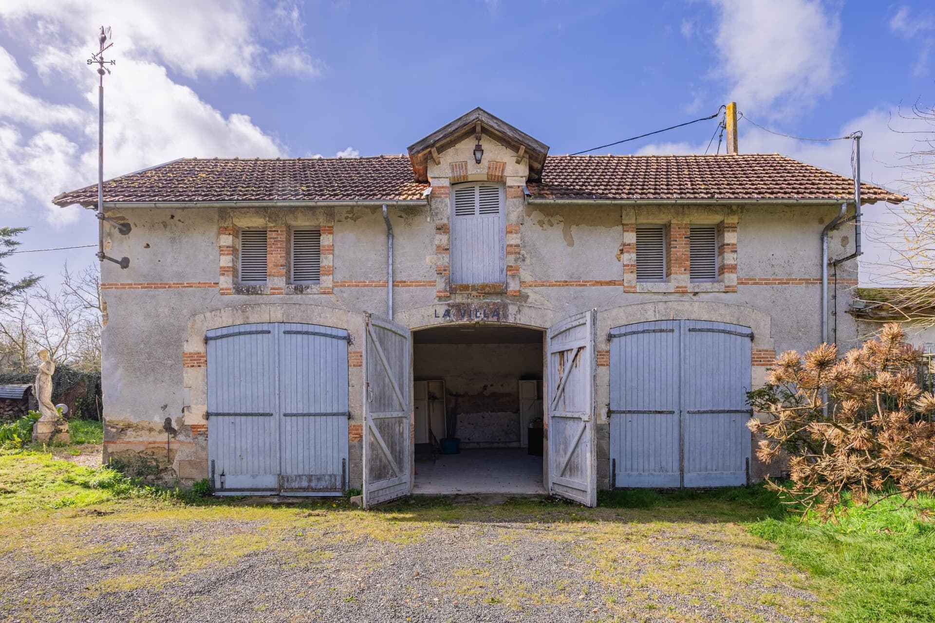 Exceptional 18th Century Château With 7 Bedrooms And 6 Hectares Of Park 3