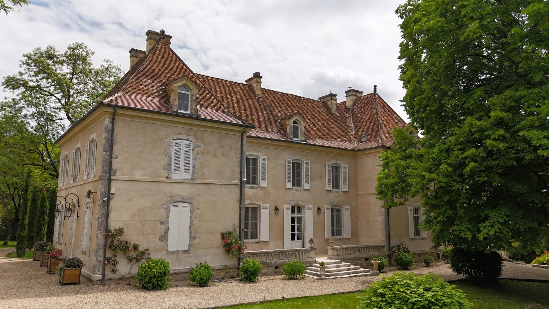Imposing 18th Century Château Set Within 7.6 Hectares Of Tranquil Grounds — Château for sale in Nouvelle-Aquitaine, France