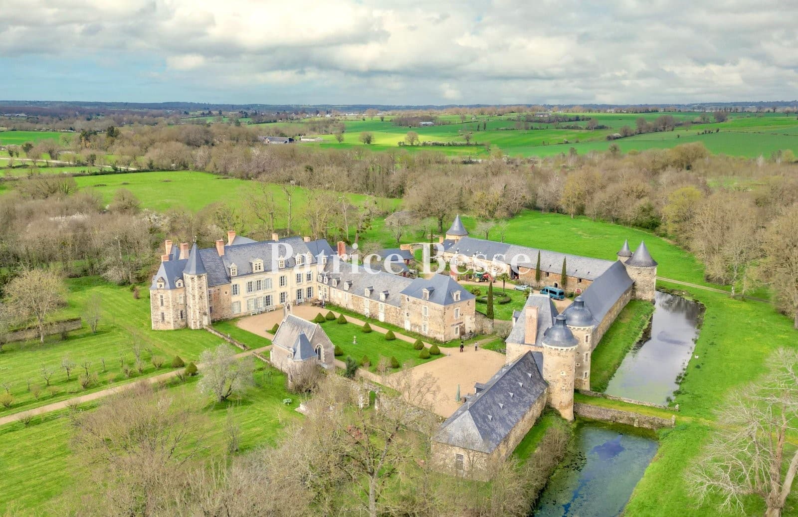 Remarkable Castle With Chapel And Extensive Grounds In Anjou 3