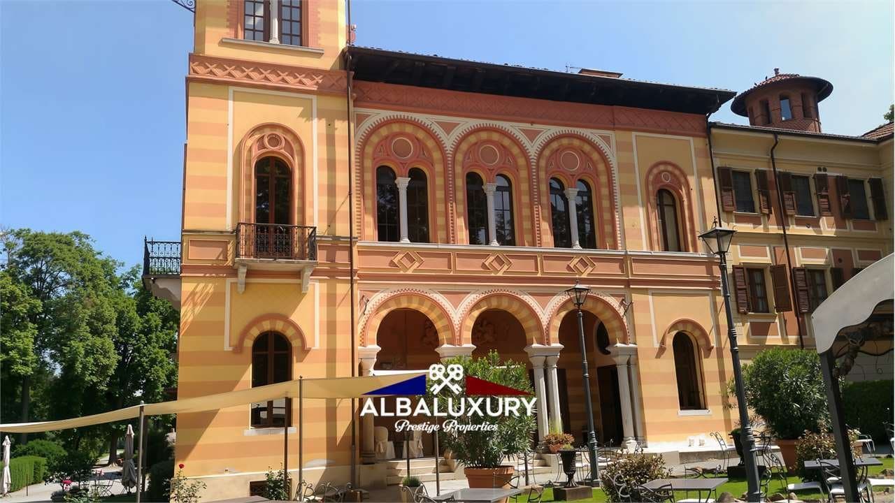 Prestigious Historic Property With Extensive Parkland And Sports Facilities 3