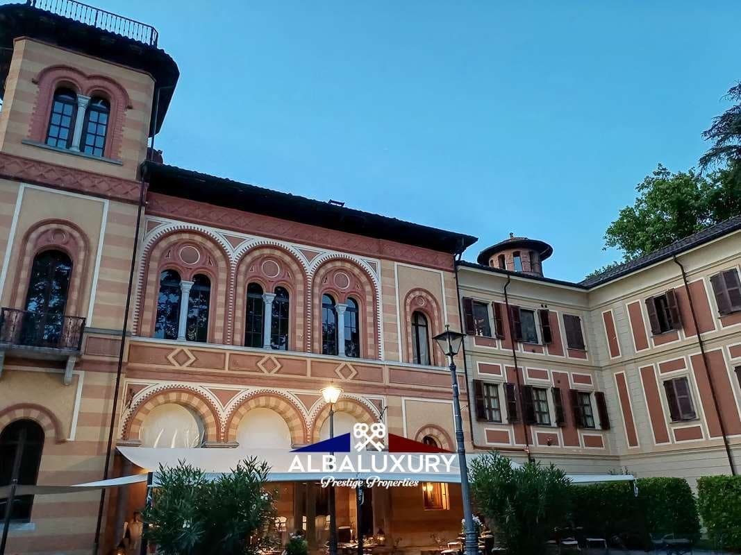 Prestigious Historic Property With Extensive Parkland And Sports Facilities 4
