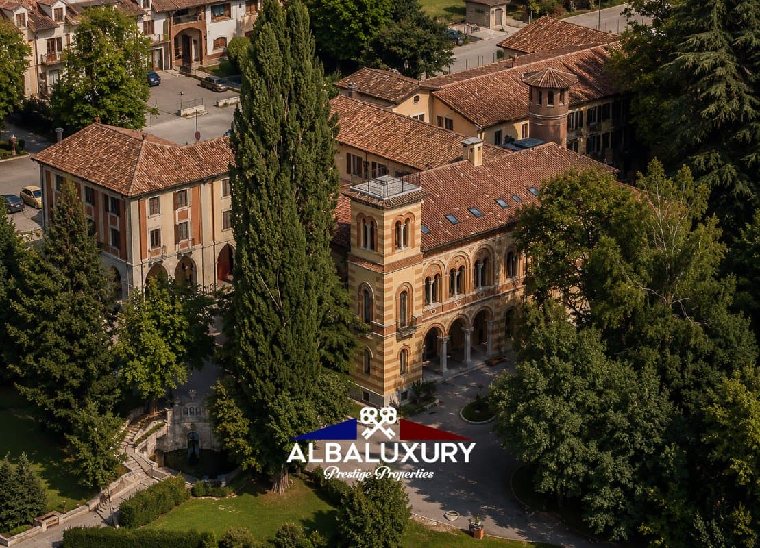 Prestigious Historic Property With Extensive Parkland And Sports Facilities 5
