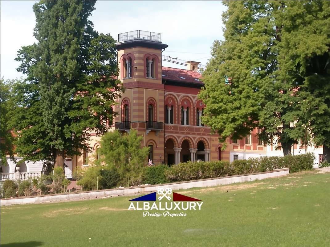 Prestigious Historic Property With Extensive Parkland And Sports Facilities 5