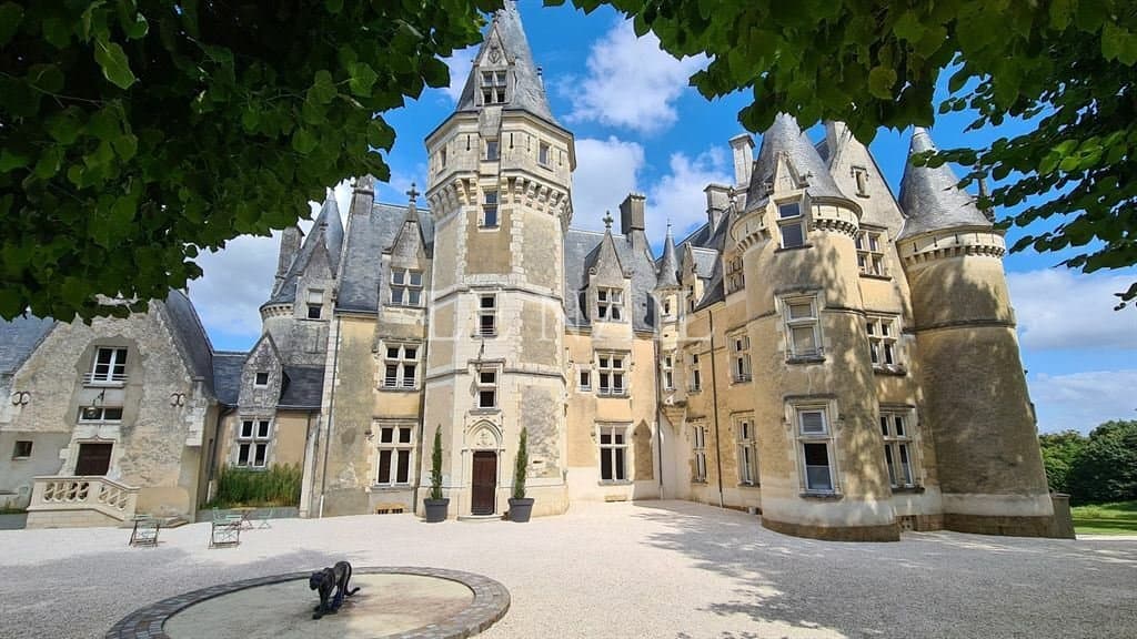 Elegant Château With Extensive Grounds And Modern Amenities 3