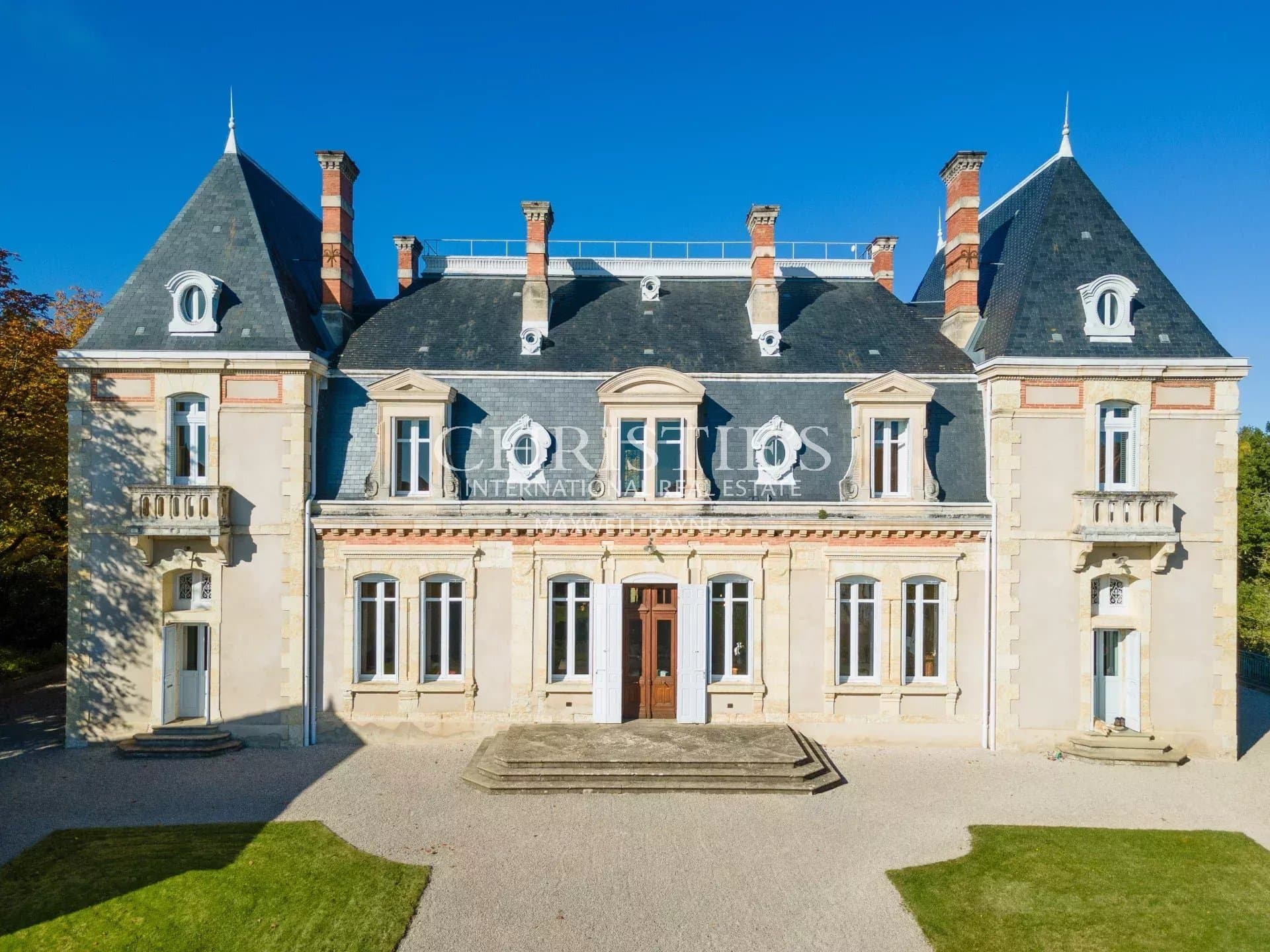Elegant 17th Century Château With Indoor Pool And Expansive Grounds 2