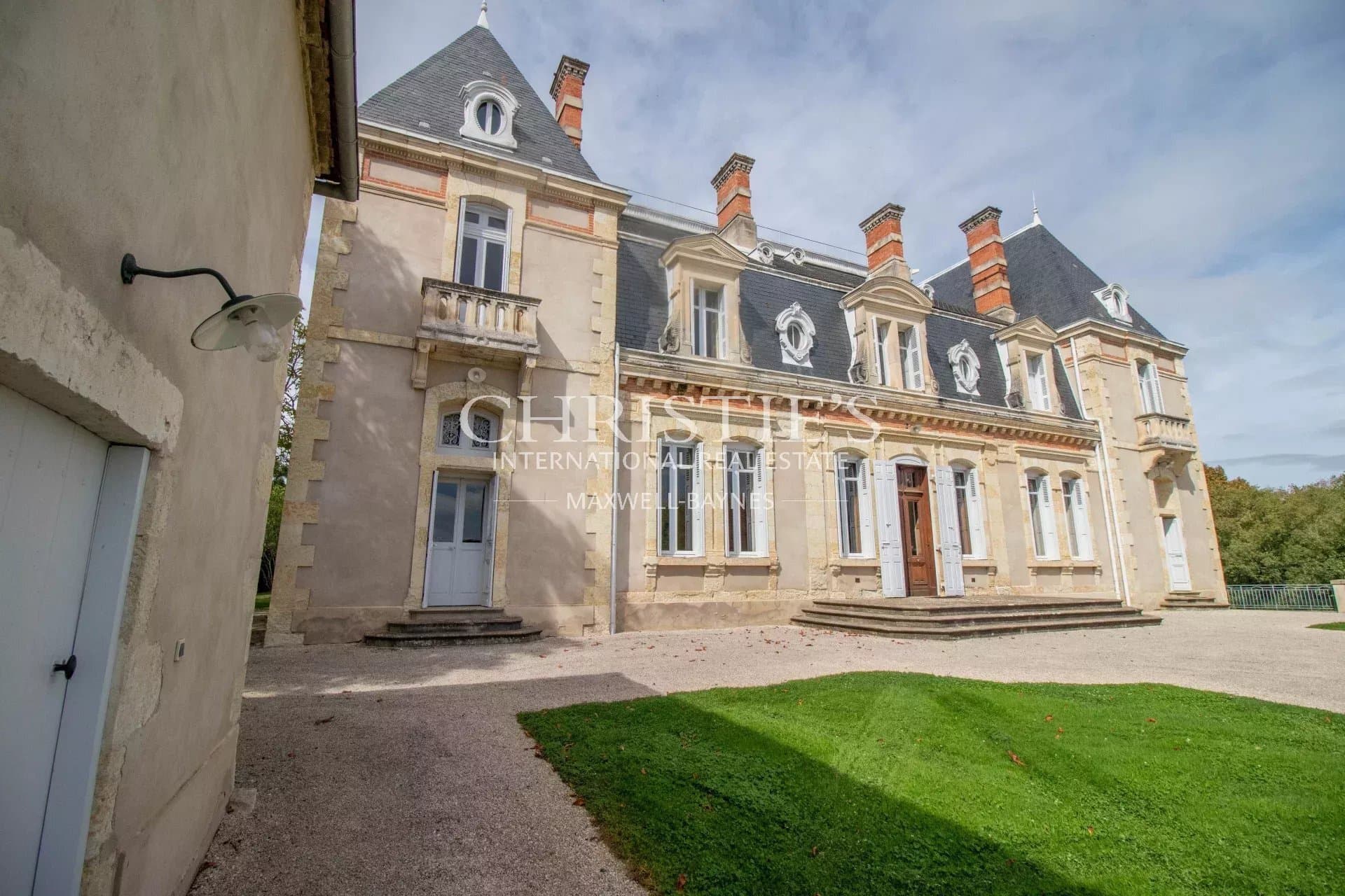 Elegant 17th Century Château With Indoor Pool And Expansive Grounds 3