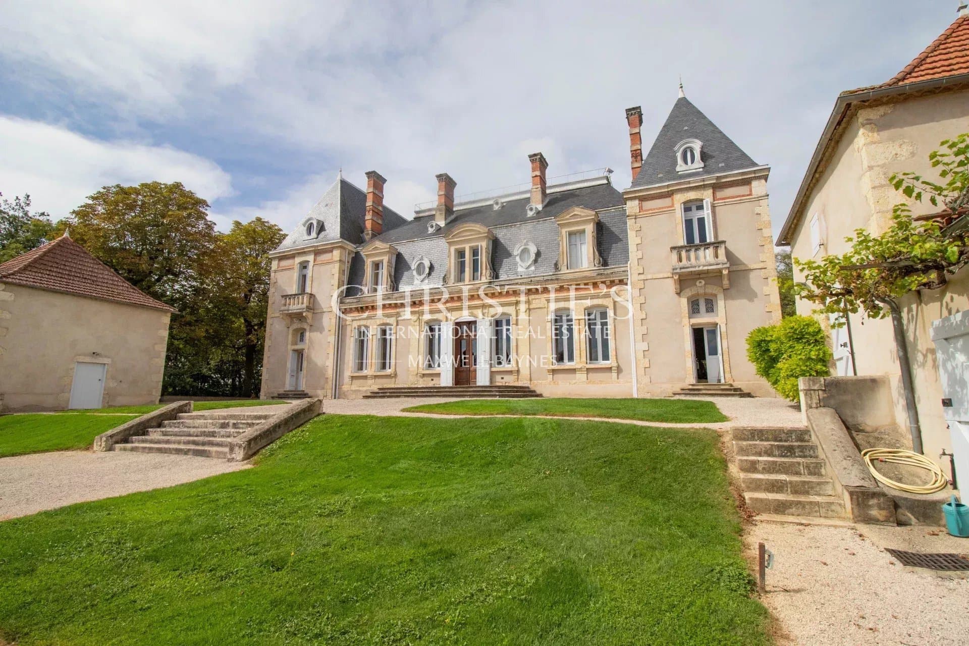 Elegant 17th Century Château With Indoor Pool And Expansive Grounds 4