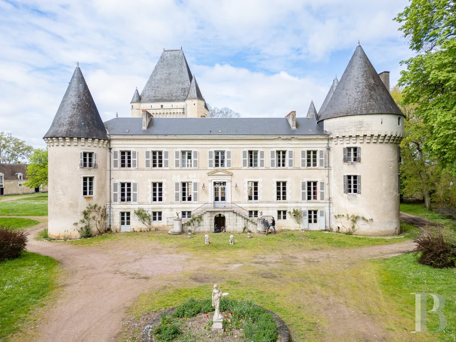 Historic Castle with 35 Hectares of Walled Grounds and 17th Century Outbuildings