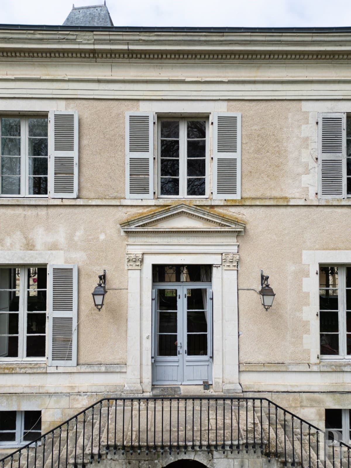 Historic Castle with 35 Hectares of Walled Grounds and 17th Century Outbuildings 2